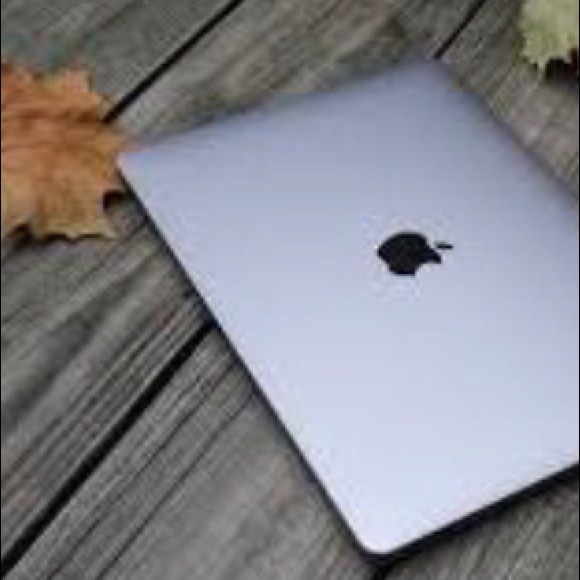 I’m selling this MacBook for 500 if that what y’all wanna offer we can ! - Picture 1 of 2